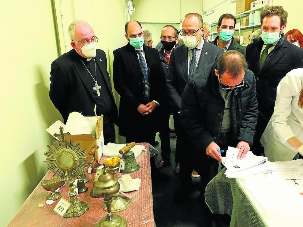 El obispo Ángel Pérez, el consejero Felipe Faci y los alcaldes de Barbastro (Fernando Torres), Tamarite (Francisco Mateo) y Monzón (Isaac Claver), recibiendo ayer las obras.