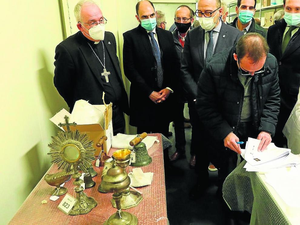 El obispo Ángel Pérez, el consejero Felipe Faci y los alcaldes de Barbastro (Fernando Torres), Tamarite (Francisco Mateo) y Monzón (Isaac Claver), recibiendo ayer las obras.