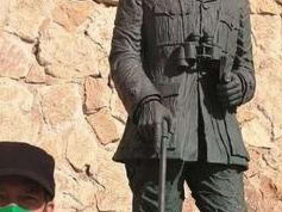Representantes de Podemos ante la estatua de Franco en Melilla.