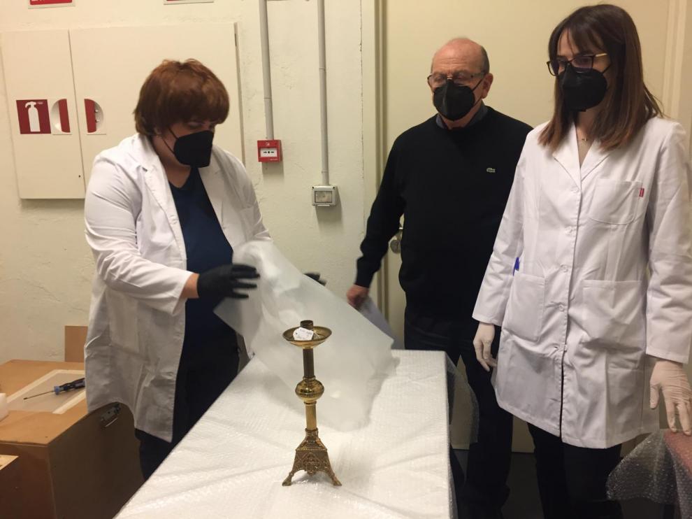 Una de las primera piezas desembaladas: un candelabro de Bafaluy