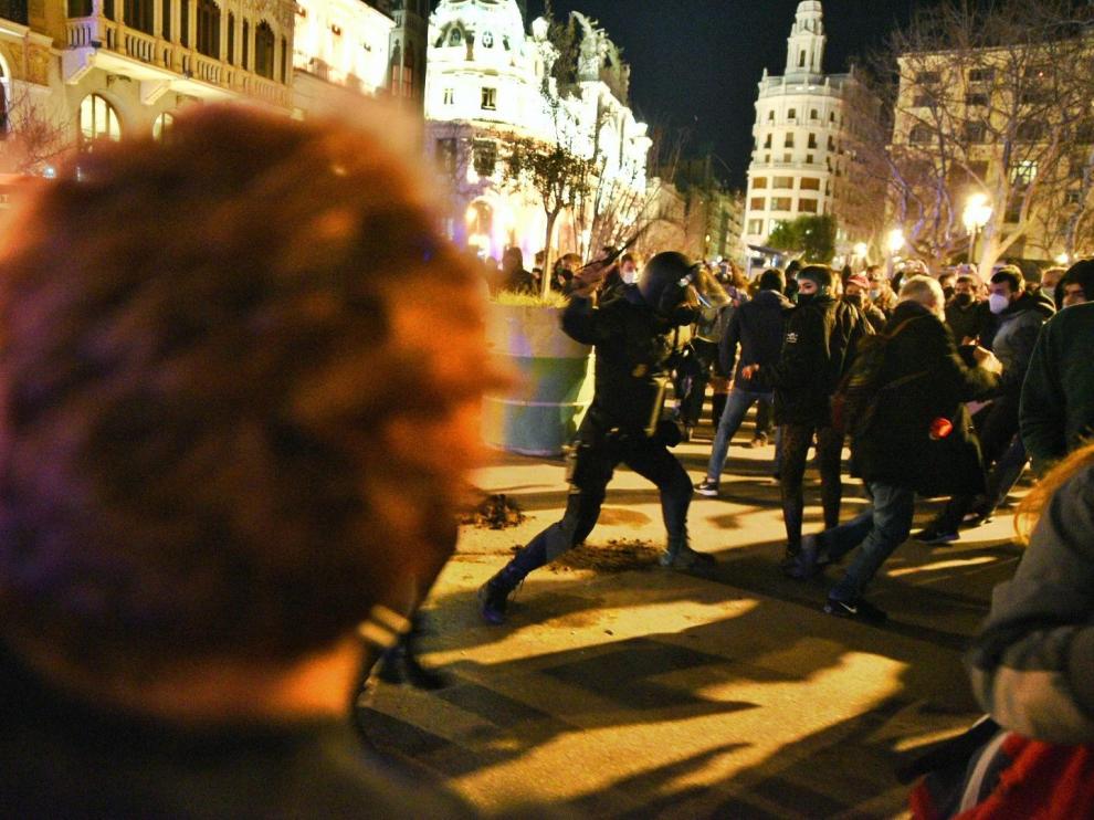 Carga policial tras una concentración de apoyo a Hasel en Valencia.