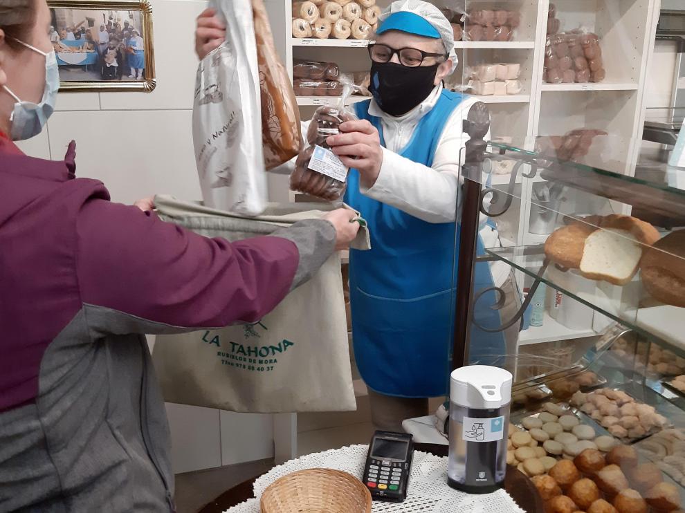 Emilia Mata atiende a los clientes en la panadería Tahona-Boutique de Rubielos de Mora.
