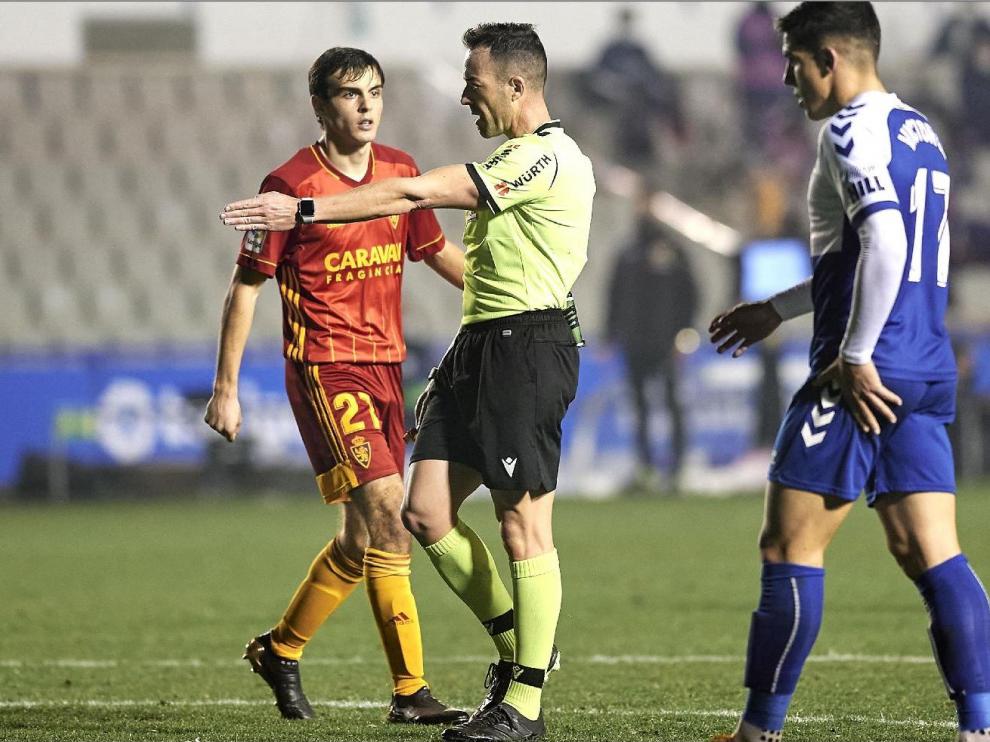 Francho, el pasado viernes en el último partido en Sabadell, pisando el área de los catalanes.