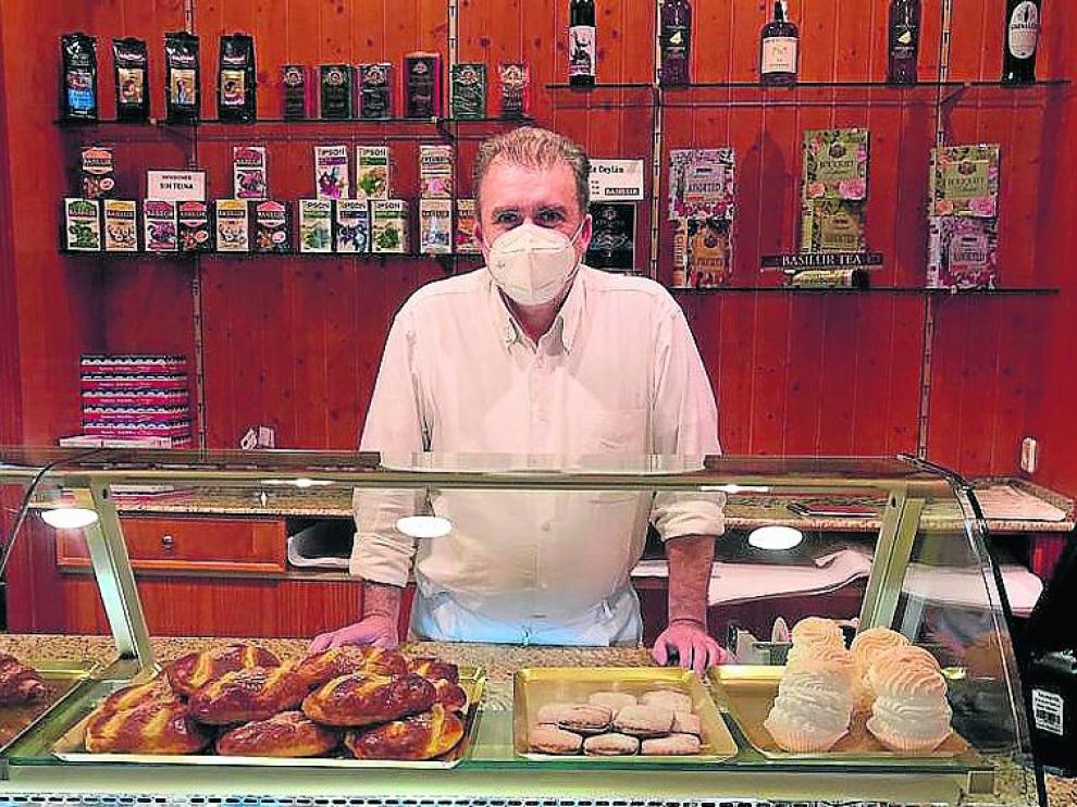 Antonio Alejos, en la pastelería donde podrá volver a servir cafés