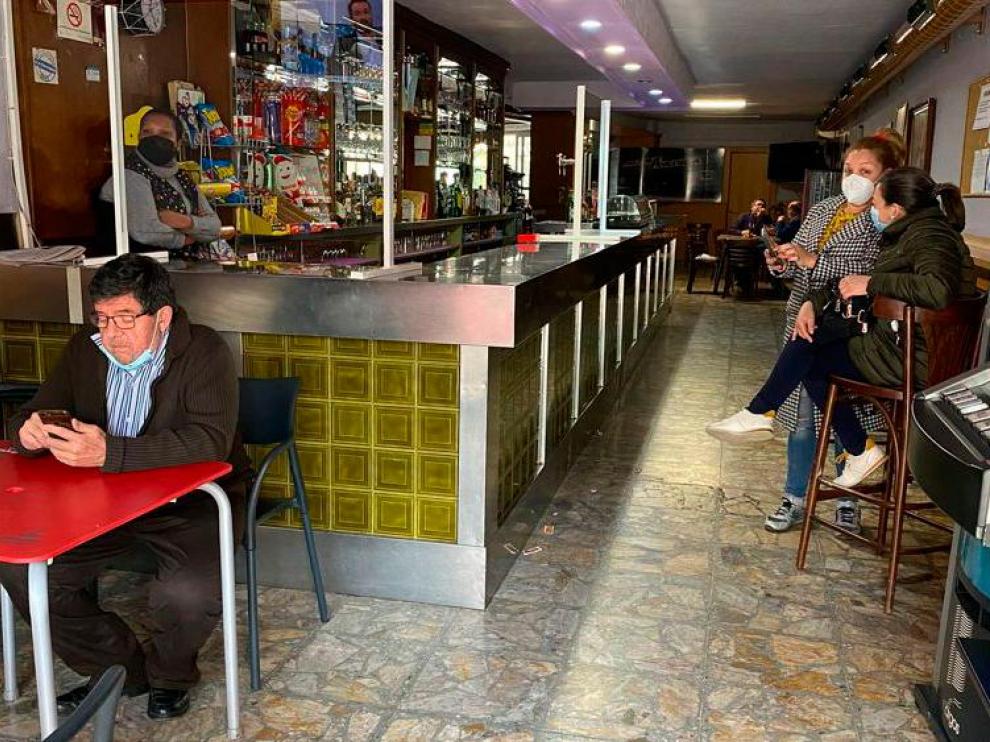 Clara de Brito, su hija menor y una cocinera contratada trabajan actualmente en el bar.