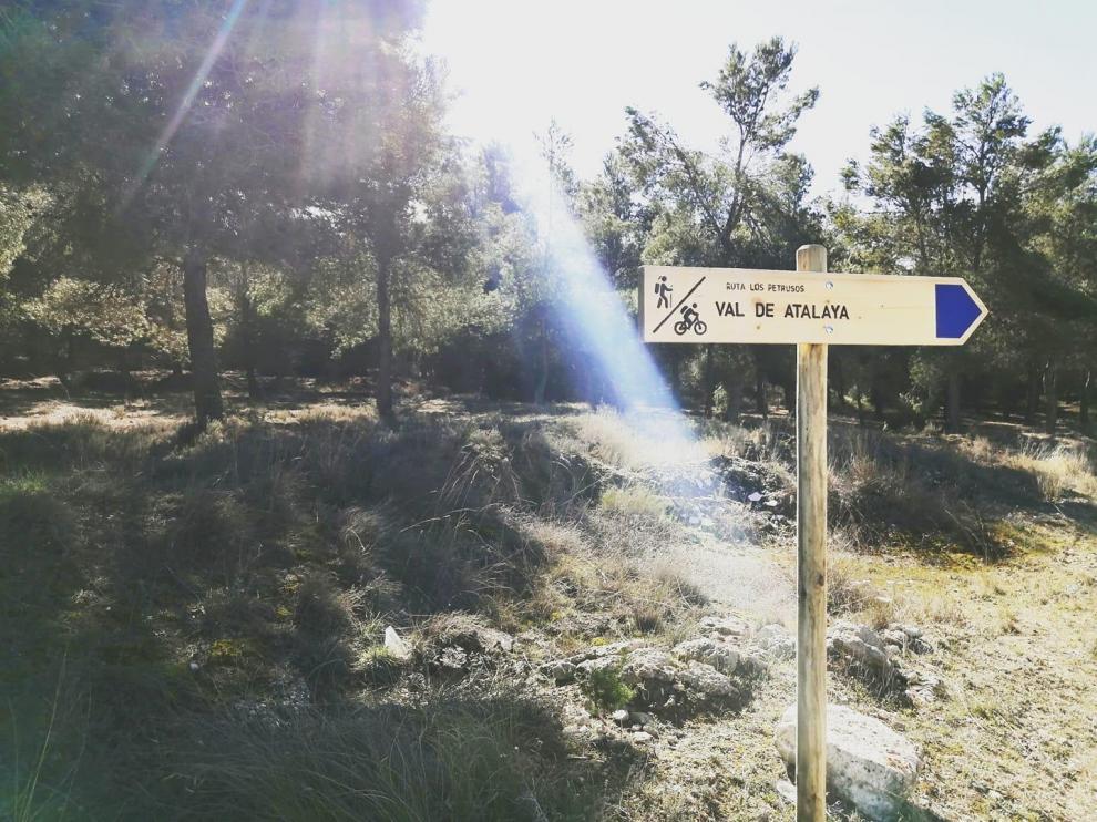 Nuevos carteles con la señalización de una ruta de senderismo y BTT en Villamayor de Gállego.