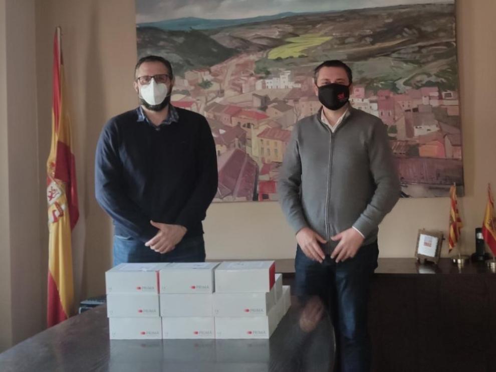 El director general de Aviagen España, Sergio Illán, entregando los test de antígenos al alcalde de San Esteban de Litera, Fernando Sabés.