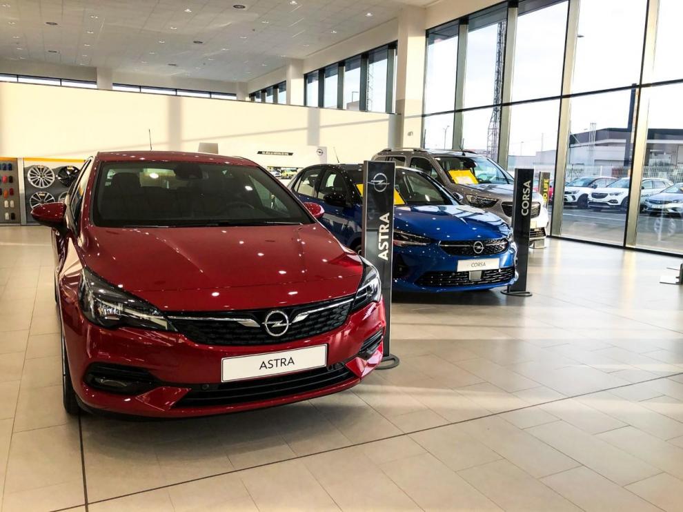 Vehículos en el concesionario Opel Pirenauto en Zaragoza.