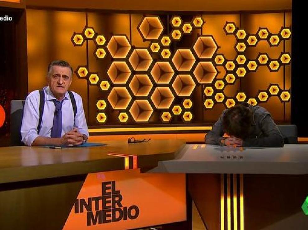 Évole sobre la mesa del plató de El Intermedio