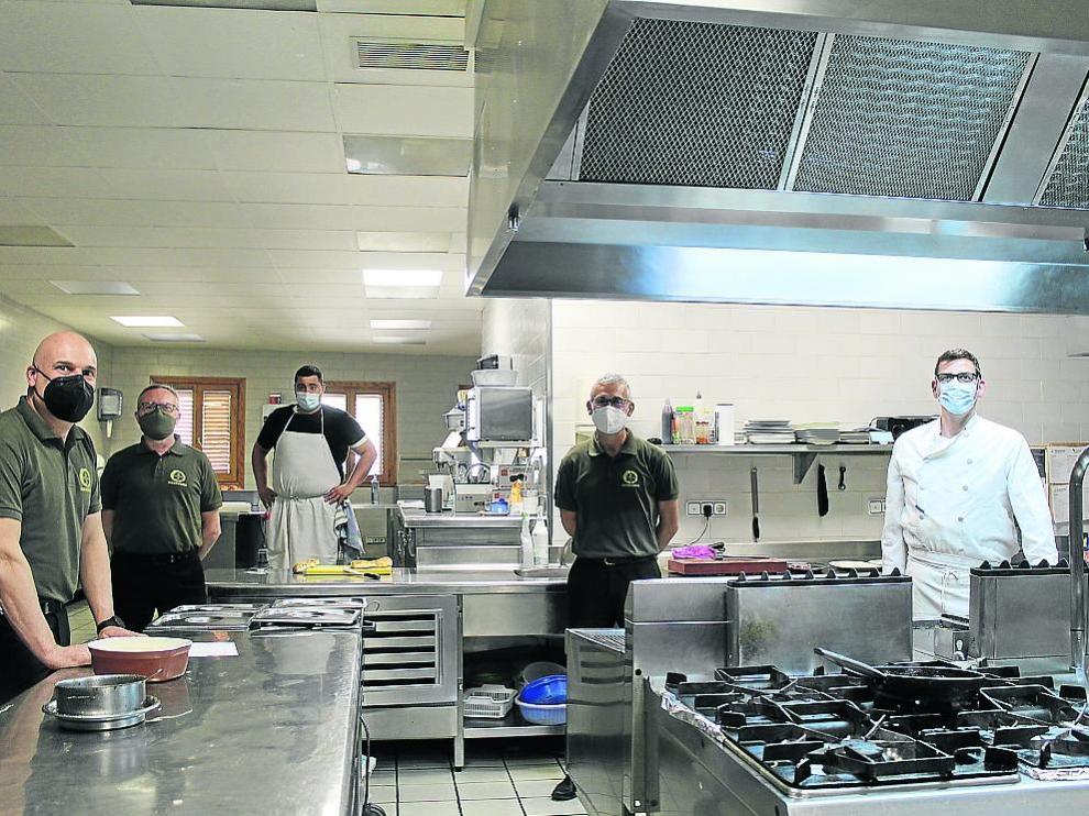 La cocina del restaurante Meseguer despachó los primeros menús en el interior tras la reapertura.