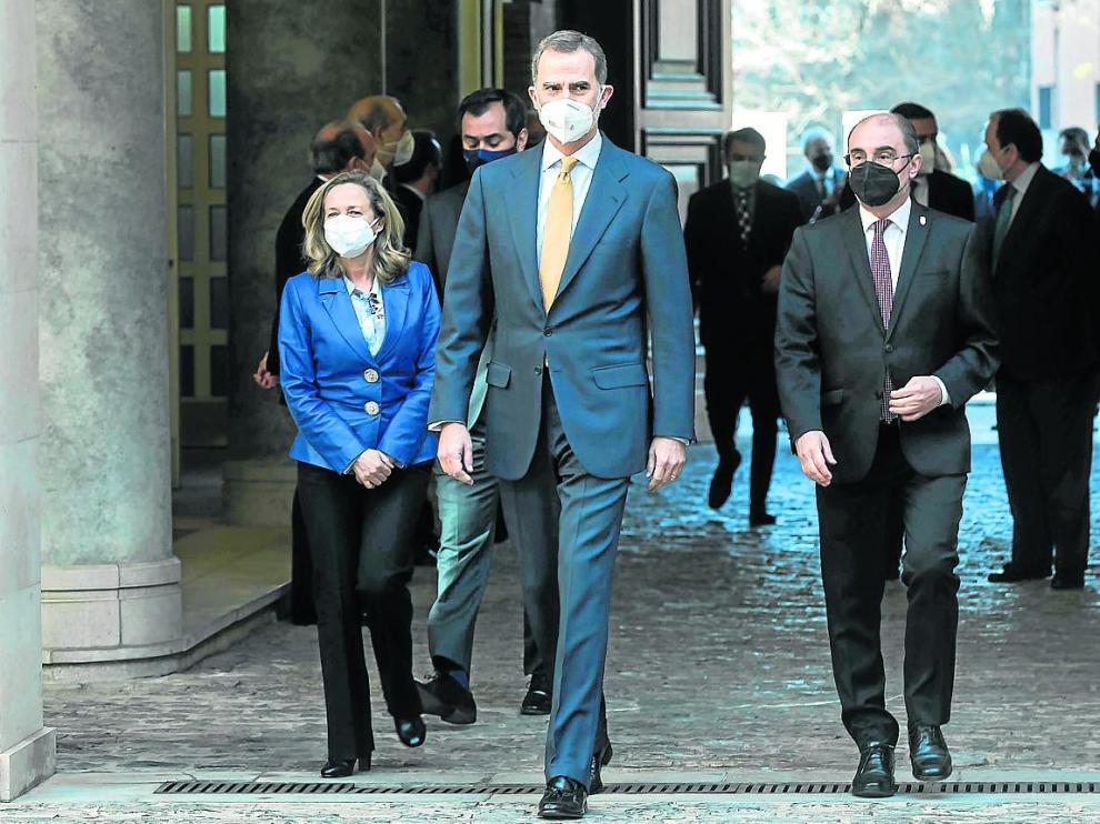 La ministra Nadia Calviño, Felipe VI y Javier Lambán llegan a la Sala de la Corona.