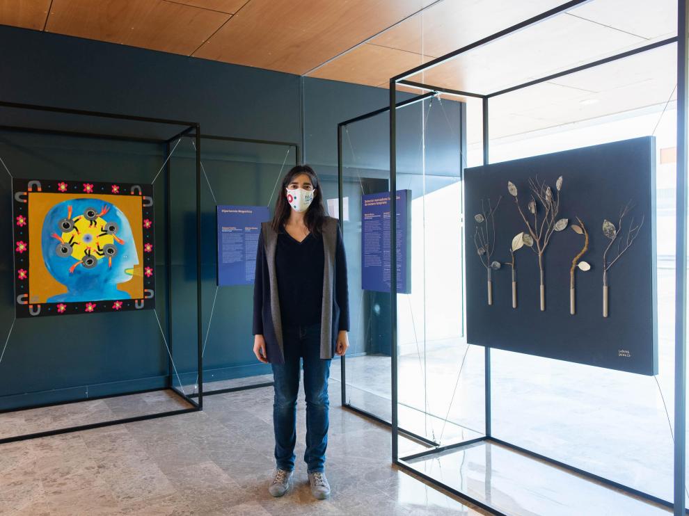 Lucía Gutiérrez Marruedo, investigadora Ramón y Cajal, ante la colección de 'NanoAsalto'.