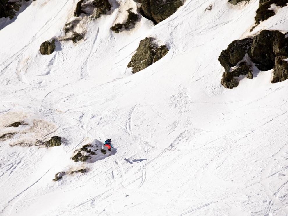 Nuria Castán, en pleno descenso por la nieve andorrana.