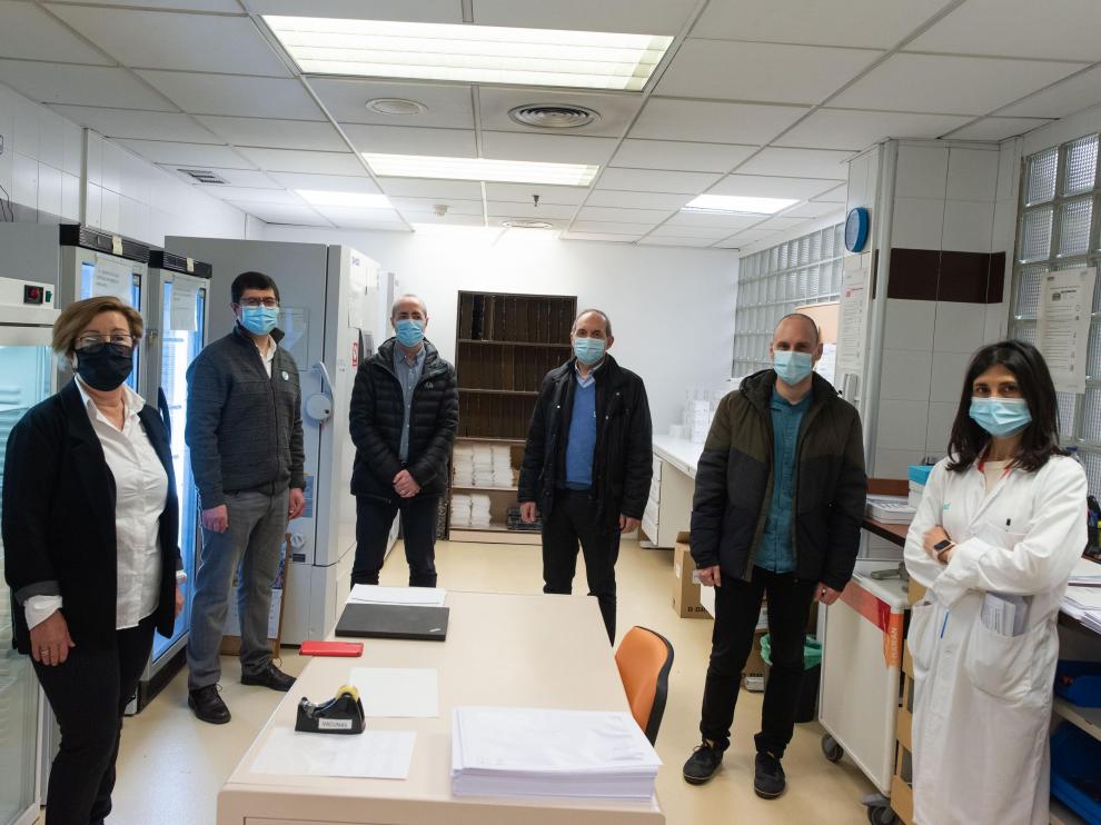 De izquierda a derecha, Carmen Chaverri, Manuel Méndez, Jesús Solano, Luis Gascón, Kiko Martón y Tránsito Salvador, en el Clínico.