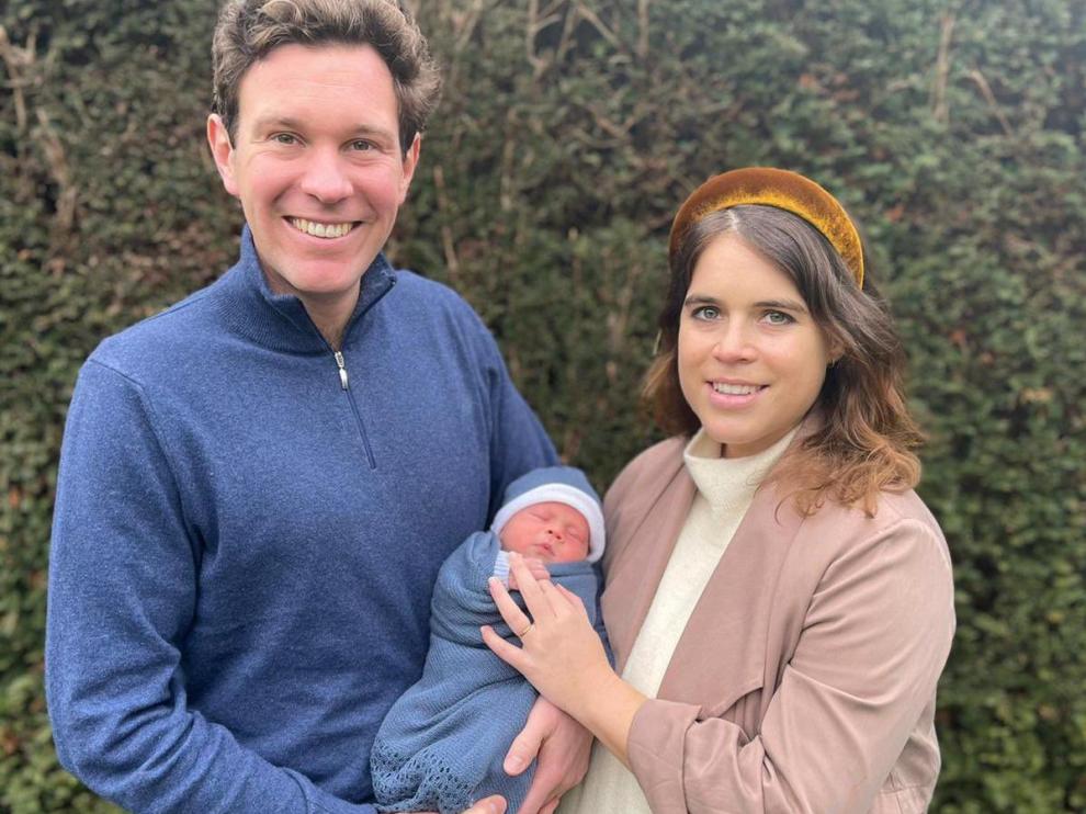 La princesa Eugenia y su esposo, Jack Brooksbank, con su hijo August Philip Hawke.