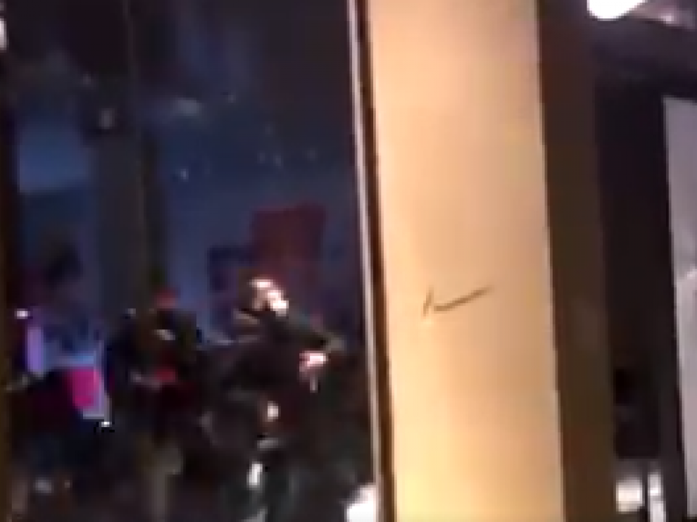Captura del vídeo donde un manifestante se estampa contra el escaparate.