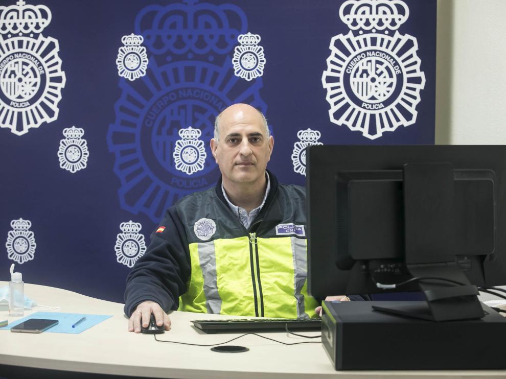 El subinspector Raúl Olivares vigila a través de las pantallas.