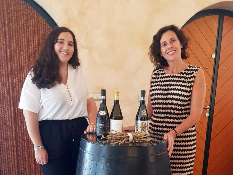 Jennifer Lafuente (i), con su tutora de prácticas Paula Yago, directora de Bodegas Tempore, en Lécera.