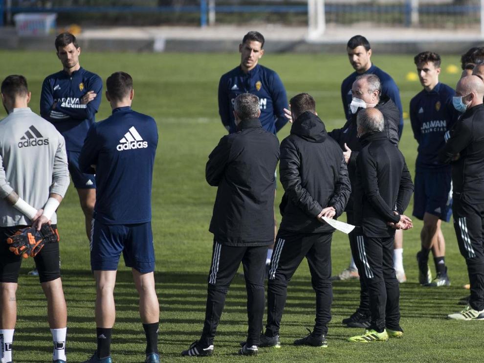 Juan Ignacio Martínez ‘Jim’ da consignas a los futbolistas del Real Zaragoza en el ensayo del sábado.