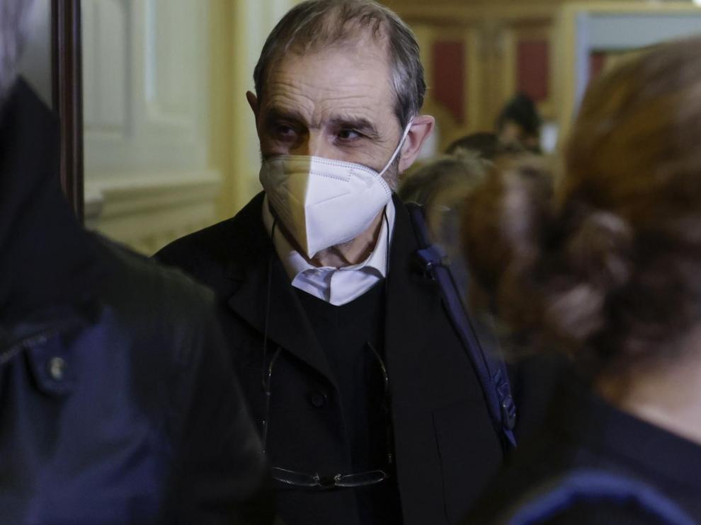 Paris (France), 22/02/2021.- Jose Antonio Urrutikoetxea Bengoechea, former political leader of the Basque terrorist group ETA (Euskadi Ta Askatasuna), also known as Josu Ternera (C), leaves a court room at the Palais de Justice courthouse in Paris, France, 22 February 2021. French Justice decided to postpone the appeal trial of the Spanish extradition demand against the former ETA leader to be tried for his alleged involvement in a murder in Vitoria in June 1980 to 13 and 14 September 2021. (Terrorista, Francia) EFE/EPA/YOAN VALAT Josu Ternera at Paris court of appeal