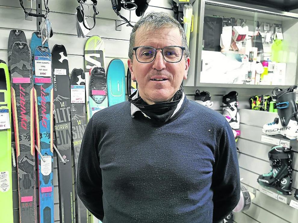 José Ricardo Abad, ‘Jorri’, en su comercio de material deportivo
