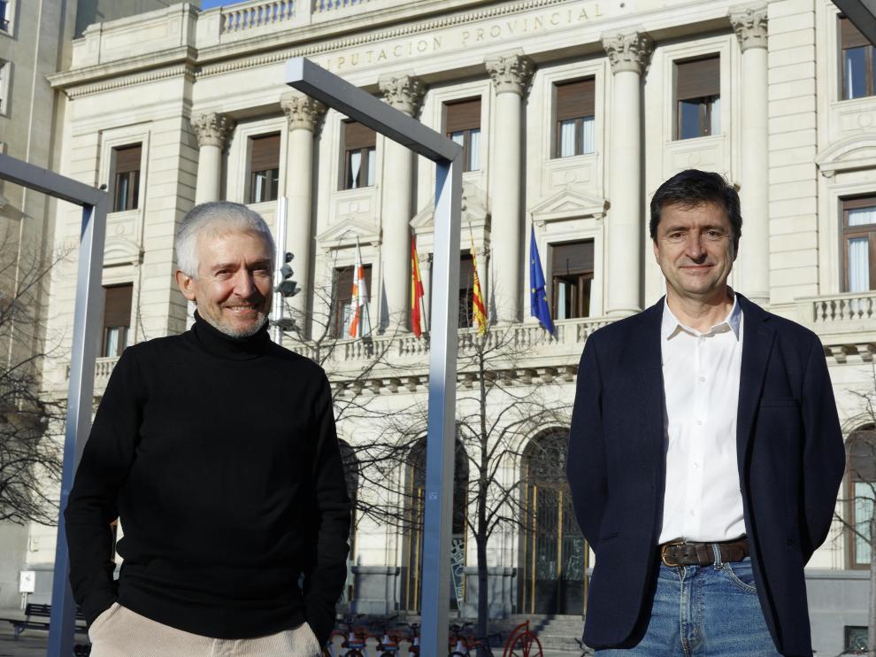 De izquierda a derecha ,Luis Antonio Sáez y Vicente Pinilla, ante la sede de la DPZ en Zaragoza.