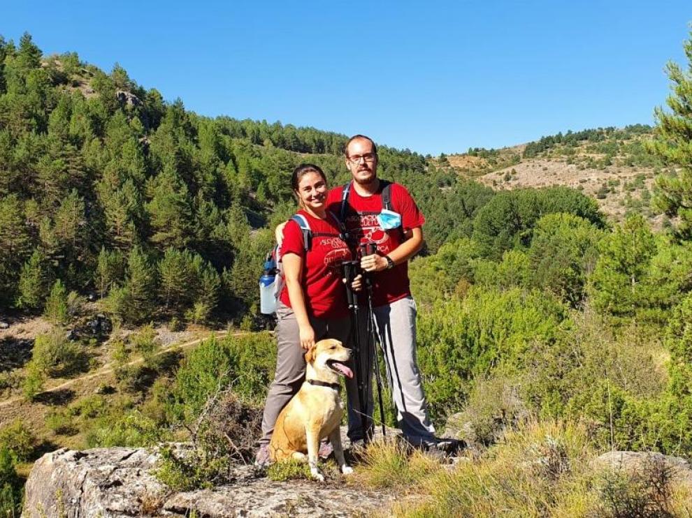 Iván Giménez y Lisa Lago junto a su perro Rico en el entorno de El Vallecillo, en la sierra de Albarracín.