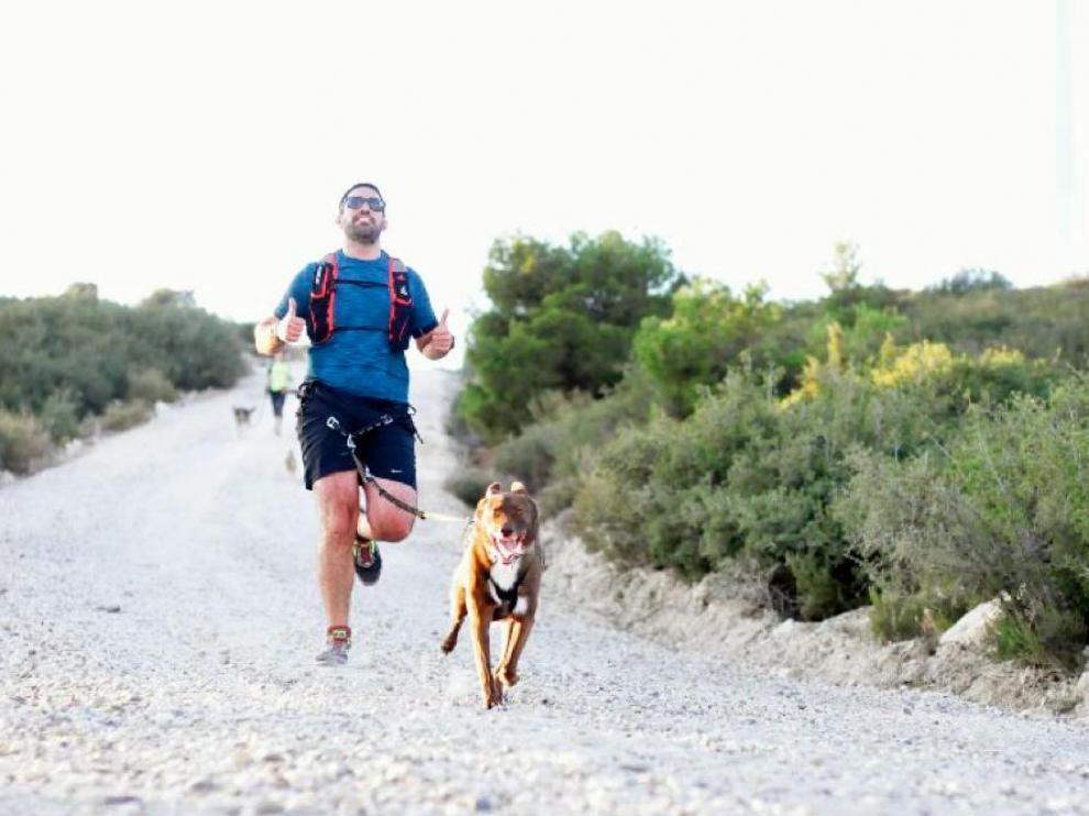 Sergio Izarre con su perro, Quick, en una carrera de canicross.