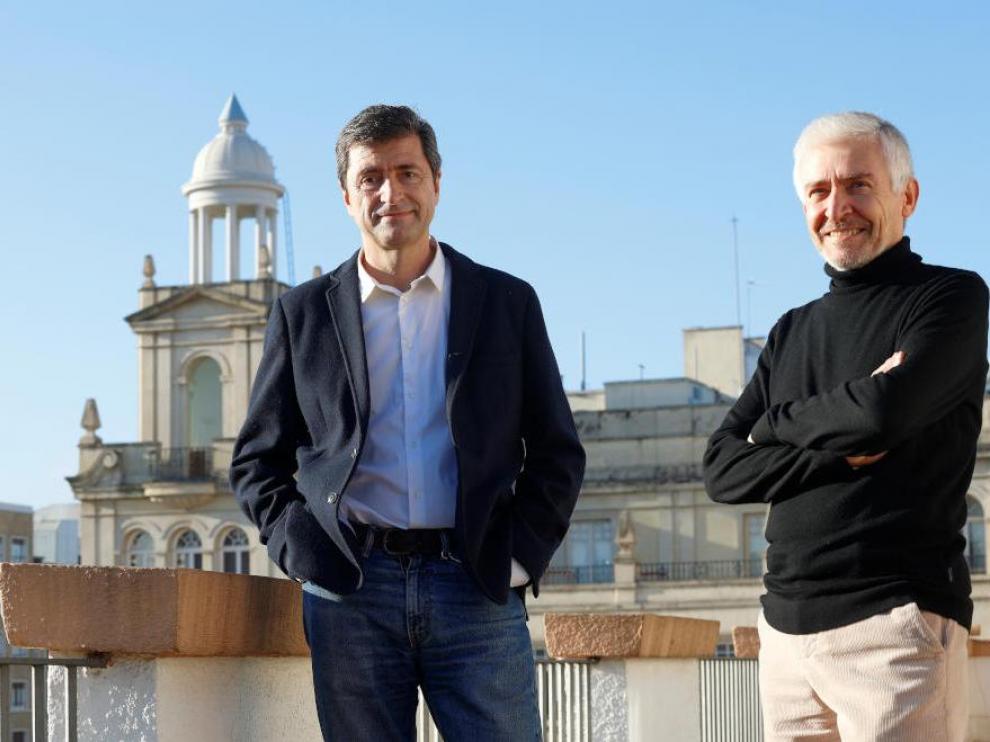 Vicente Pinilla (izquierda) toma el relevo de Luis Antonio Sáez como director de la Cátedra DPZ sobre Despoblación y Creatividad.