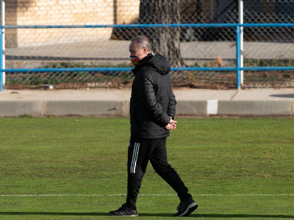Juan Ignacio Martínez, observa el entrenamiento de su plantilla con atención desde la distancia.