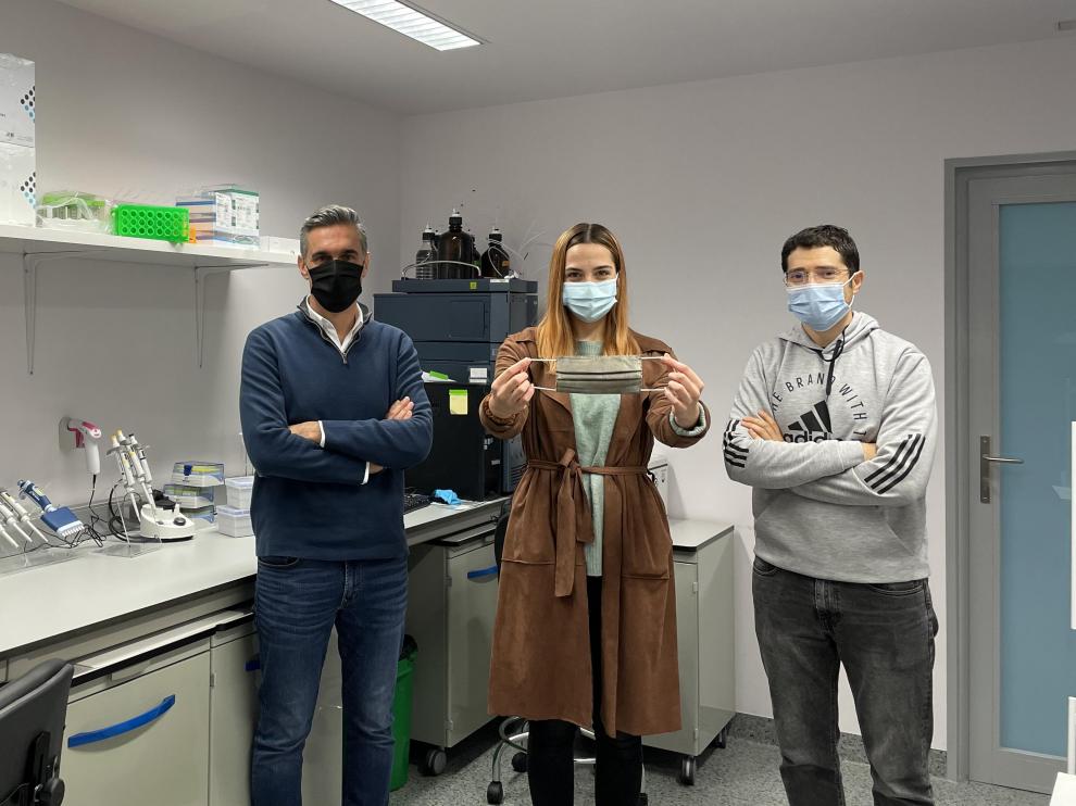 Marta Baselga, del Instituto de Investigación Sanitaria Aragón, y Manuel Arruebo y Víctor Sebastián, del Instituto de Nanociencia y Materiales de Aragón.