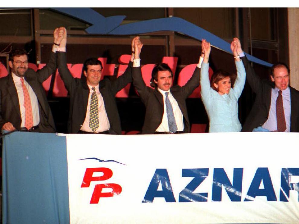 José María Aznar y su mujer, Ana Botella, saludan a los simpatizantes del PP tras su victoria en las generales del 3 de marzo de 1996.