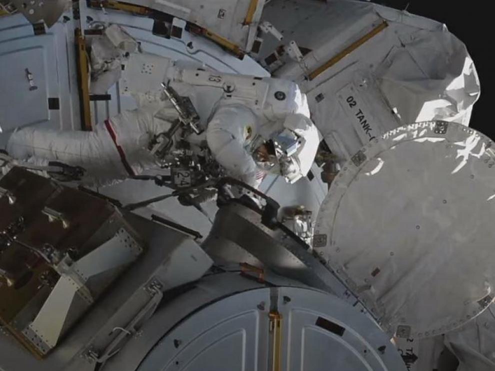 Los astronautas, en plena caminata espacial.