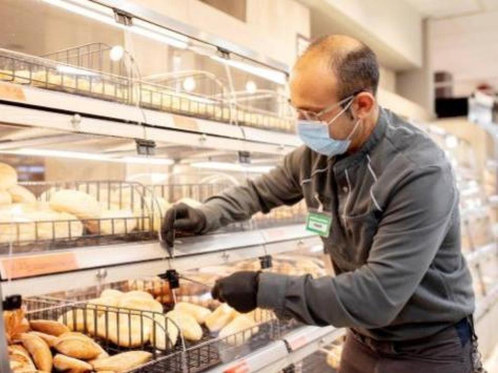 Un empleado de Mercadona, en un supermercado.