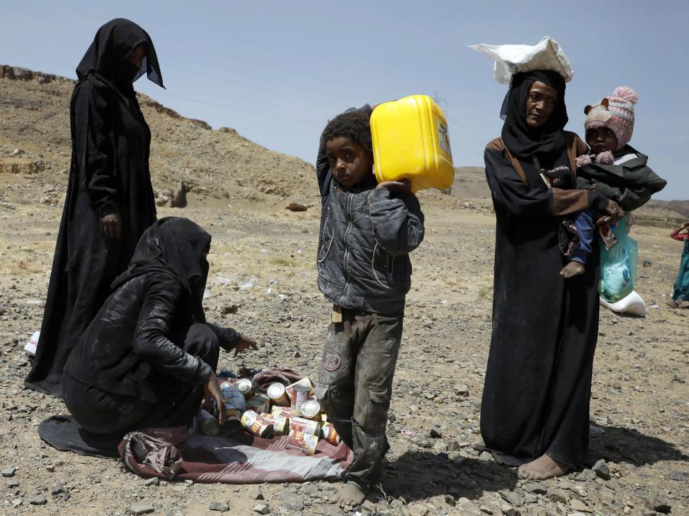 Una familia yemení recibe ayuda internacional en un campamento de refugiados en Saná.