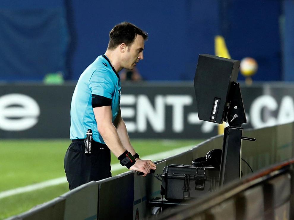El árbitro Felix Zwayer consulta el VAR durante el partido entre el Villarreal y el RB Salzburgo de la Liga Europa.