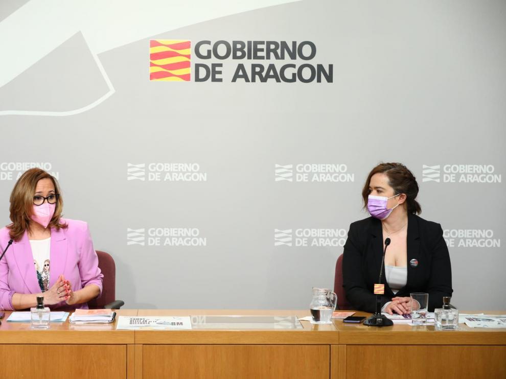 La consejera de Presidencia, Mayte Pérez, y la directora del IAM, María Goikoetxea, en la presentación de los actos con motivo del 8-M, este martes.