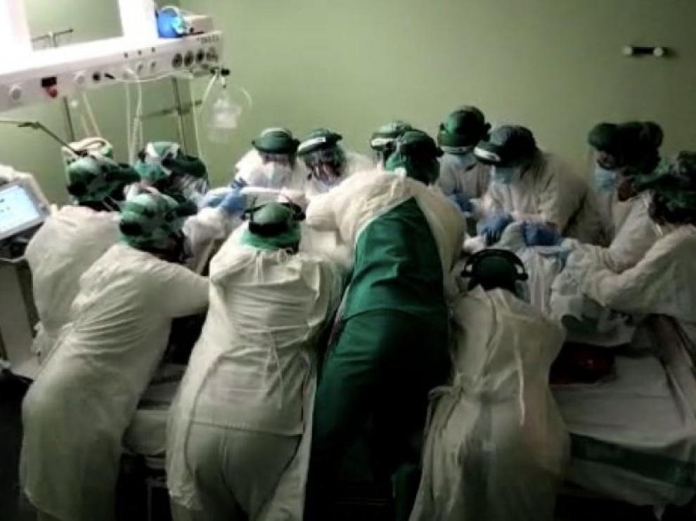 Una imagen compartida en redes sociales muestra la dura labor del personal sanitario en las UCI.