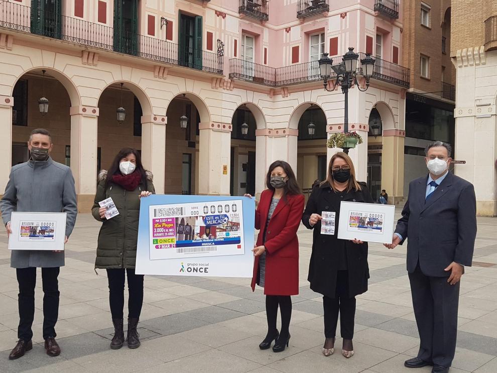 Presentación del cupón de la ONCE con el Mercado Medieval de Asapme Huesca en la plaza López Allué.