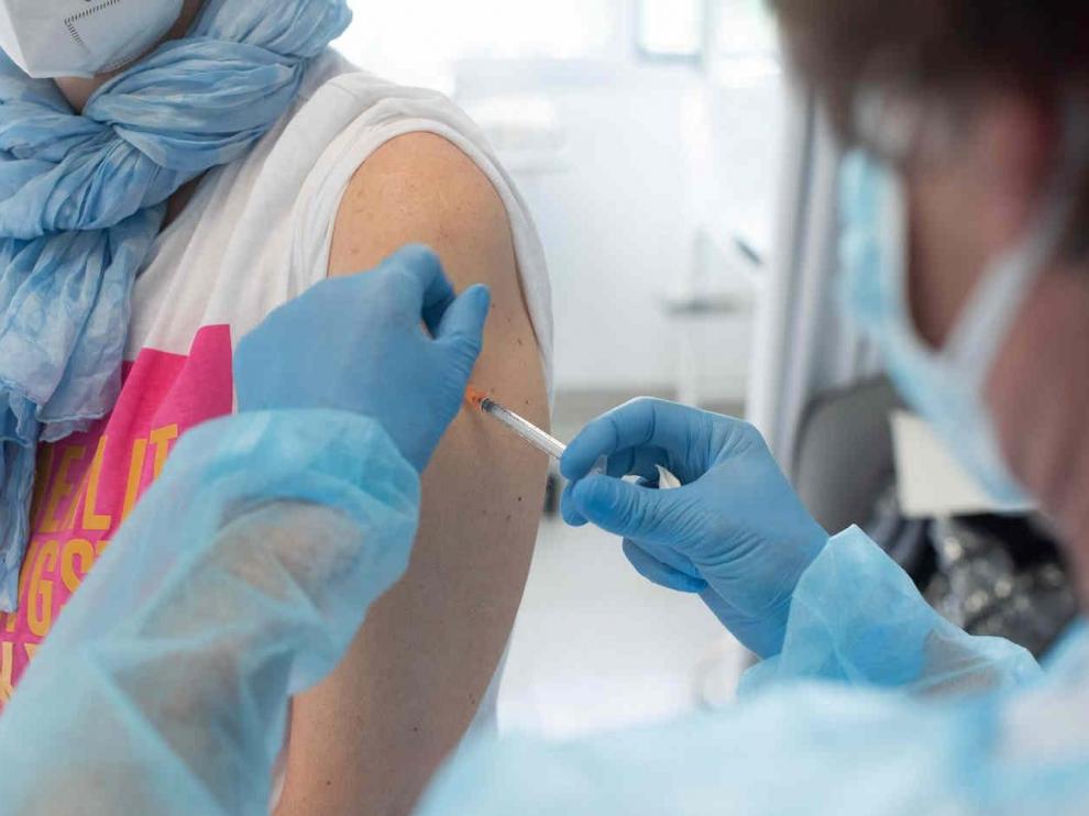 Vacunación de la covid-19 en el centro de salud de La Almozara de Zaragoza.
