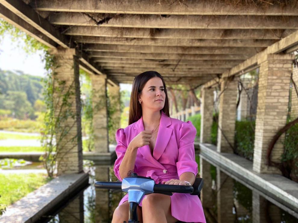 Anabel Domínguez en su "moto", nombre con el que llama a su 'scooter'.