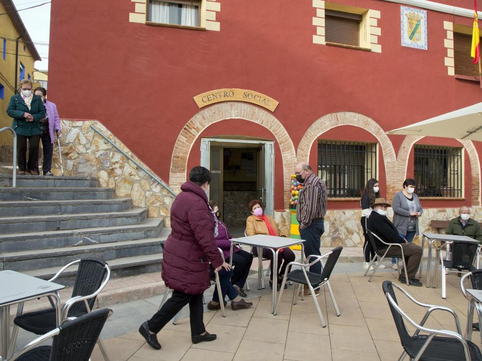 El centro social y bar de Olvés celebró ayer su particular inauguración