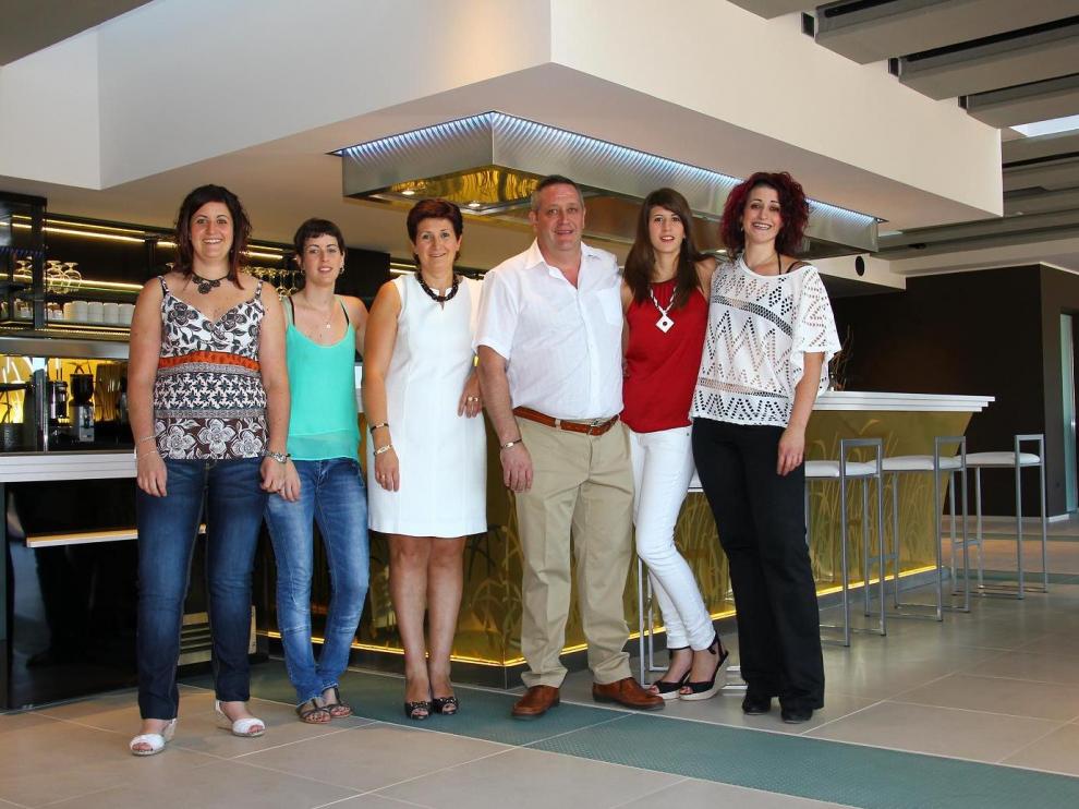 La familia Balfagón al completo, con María Ángeles y Mariano rodeados de sus cuatro hijas.