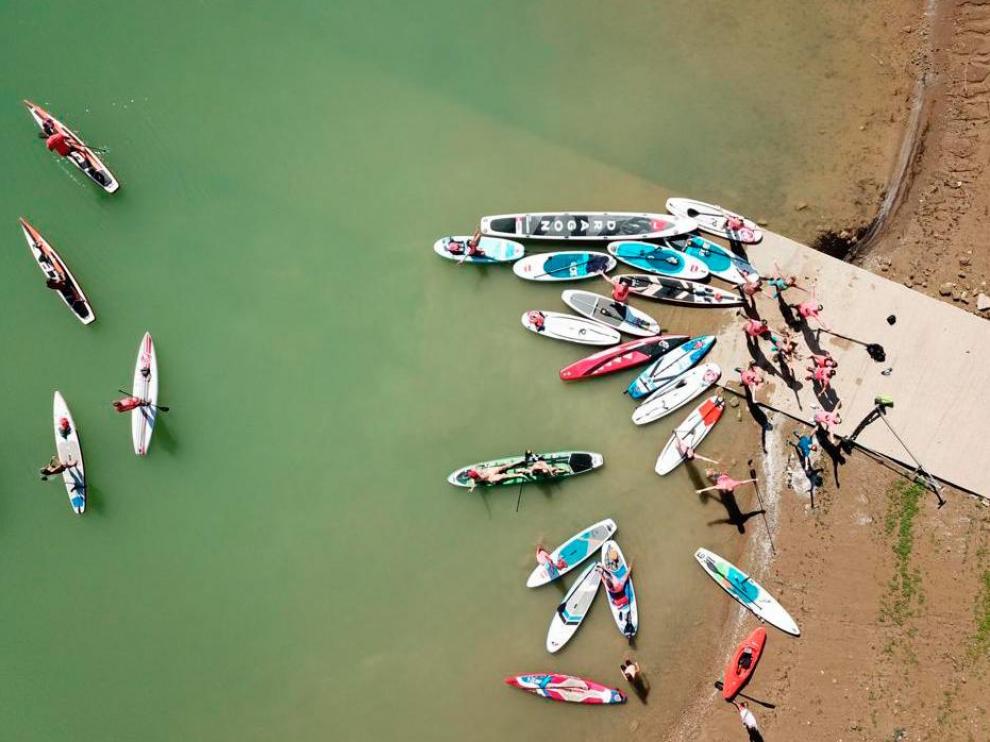 Concentración de paddle surf en el río Ebro a su paso por Zaragoza.