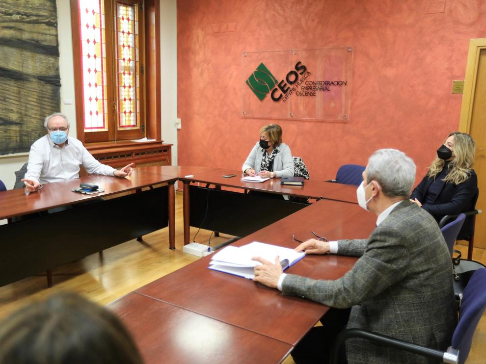 Representantes del Ayuntamiento de Huesca, CEOS y la Asociación del Comercio reunidos este jueves.