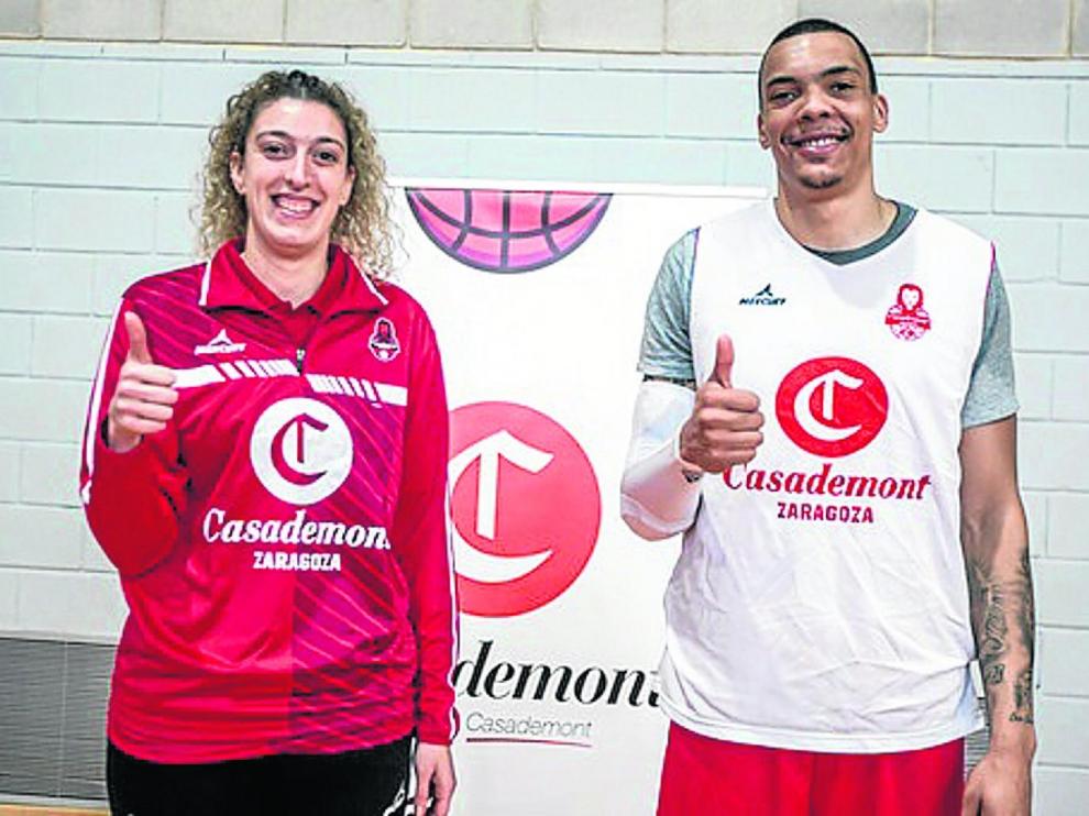 Yaiza Lázaro y Jacob Wiley, posando para los medios en su presentación con el Casademont Zaragoza