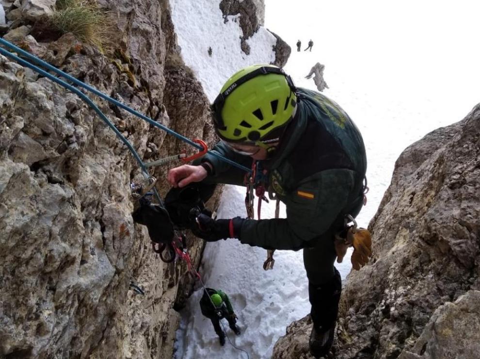 Agentes de montaña de la Guardia Civil en el rescate de un huevo de quebrantahuesos en la Comarca de la Jacetania.