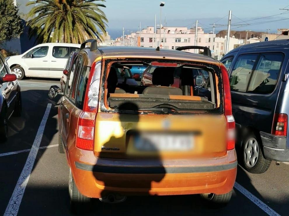 Uno de los coches destrozado en la reyerta en El Sobradillo.