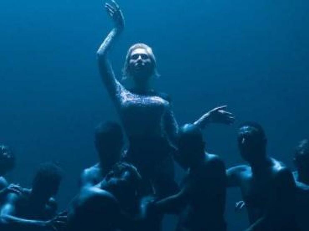 La cantante Elena Tsagrinu, en el videoclip en el que interpreta 'El Diablo', candidata de Chipre a Eurovisión.