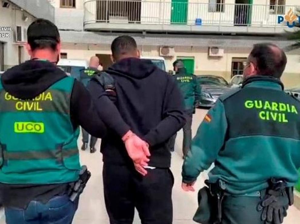 Agentes de la Guardia Civil llevan apresado al fugitivo holandés.